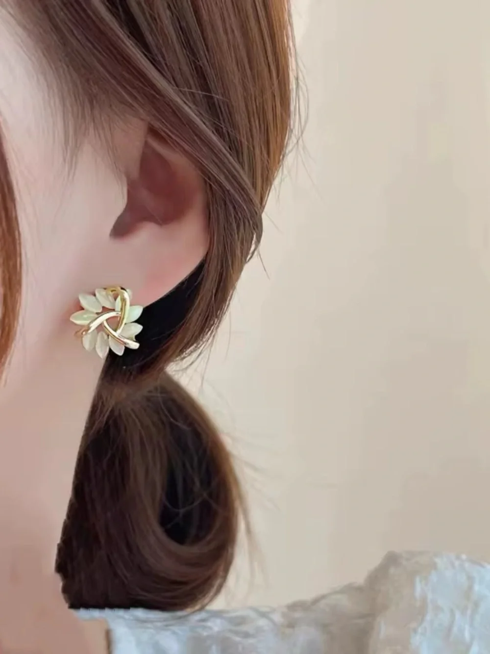 ***Elegant White Floral Gold-Tone Stud Earrings